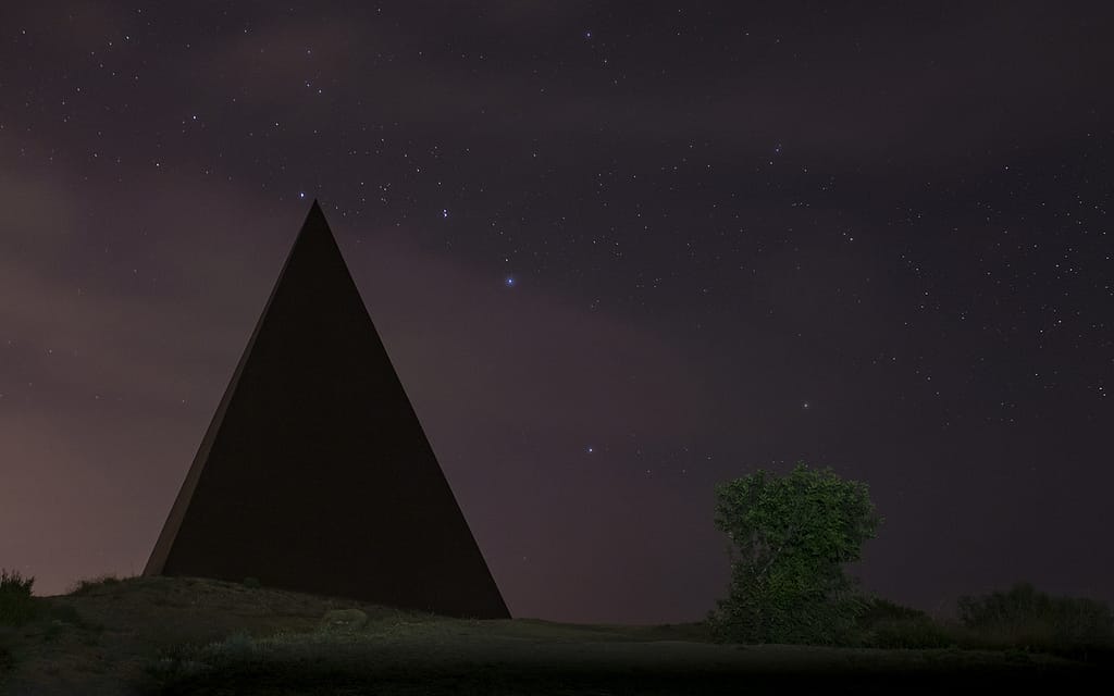 la Piramide sotto le stelle (orizzontale).