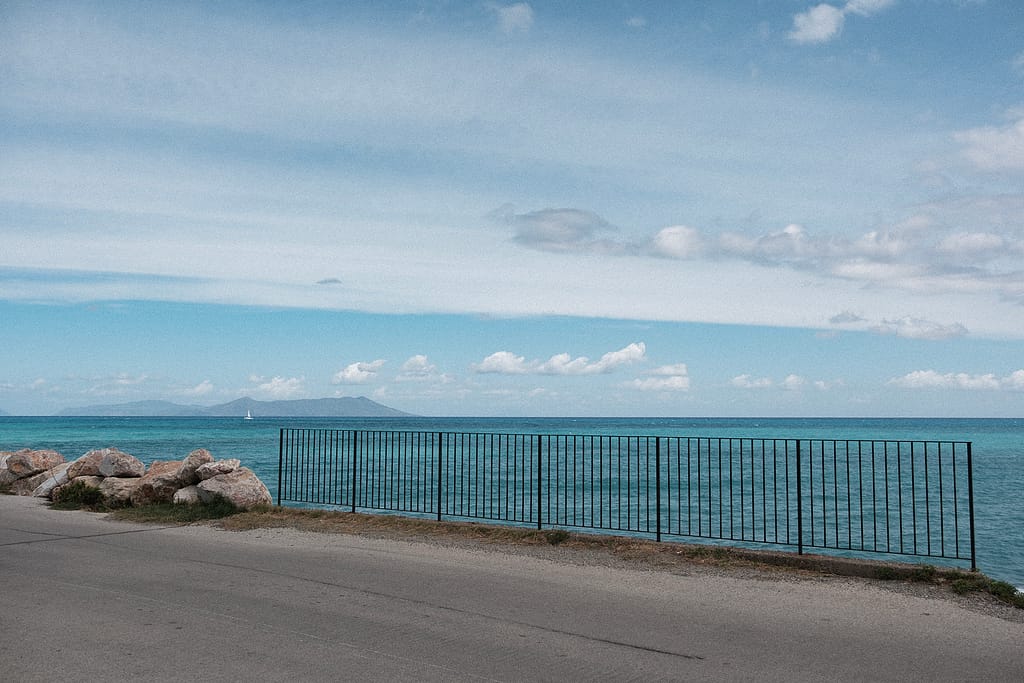 Ringhiera nera sul lungomare, con le isole Eolie all’orizzonte