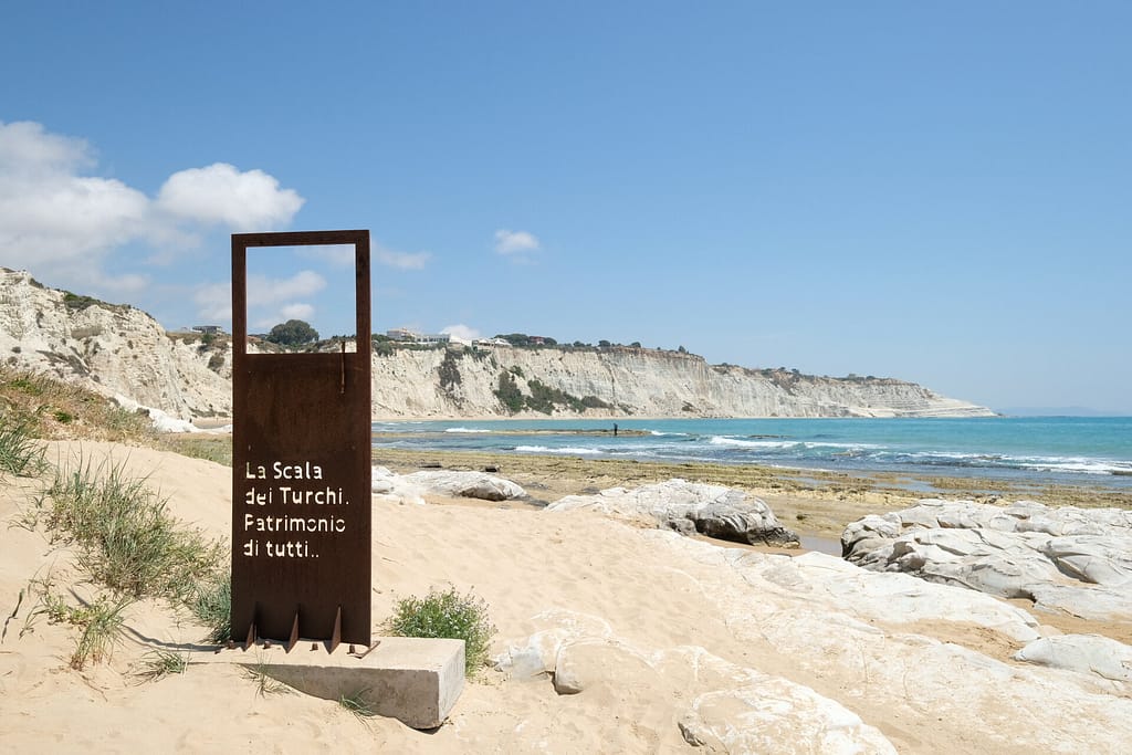 scala dei Turchi a mezzogiorno, rocce bianche e mare, foto molto luminosa