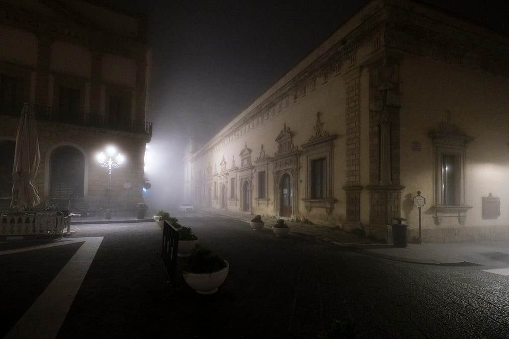 Palazzo nella nebbia illuminato da un lampione, Caltagirone di notte