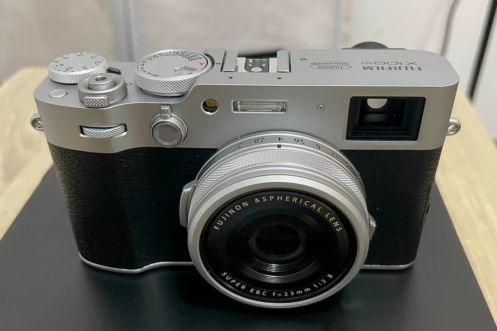 Fujifilm X100VI argentata con obiettivo fisso 23mm f/2, vista frontale