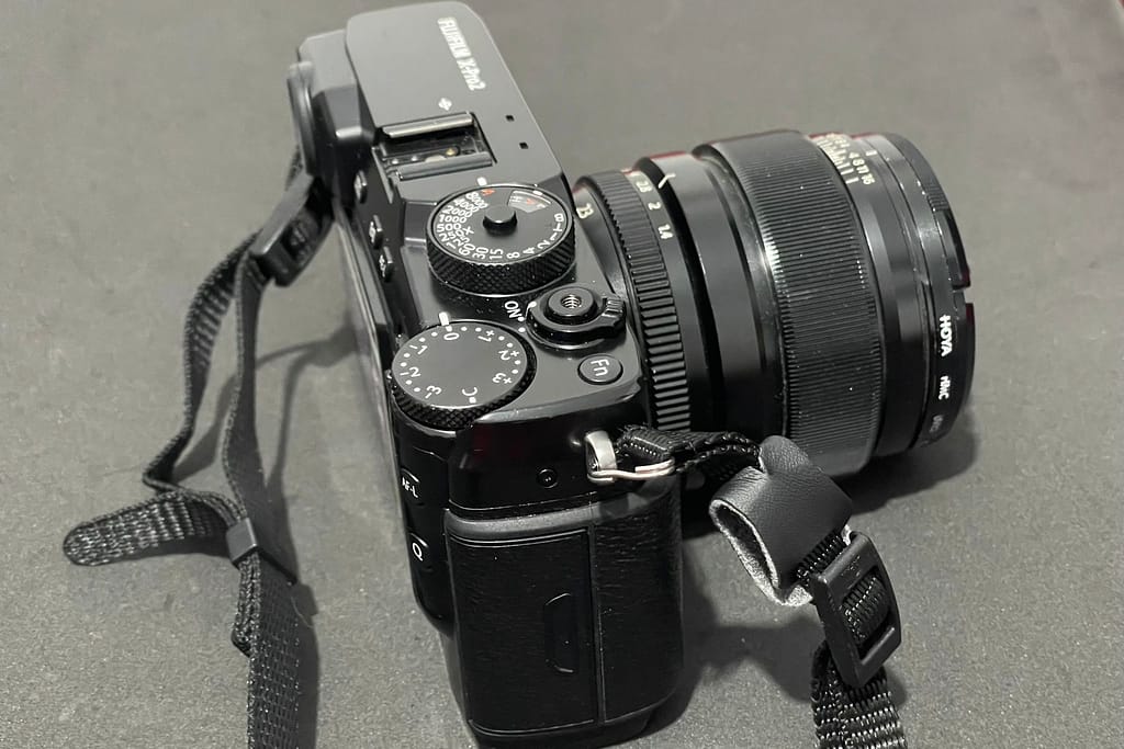 Fujifilm X-Pro2 con il Fujinon 23mm f/1.4, vista dall’alto con la cinghia