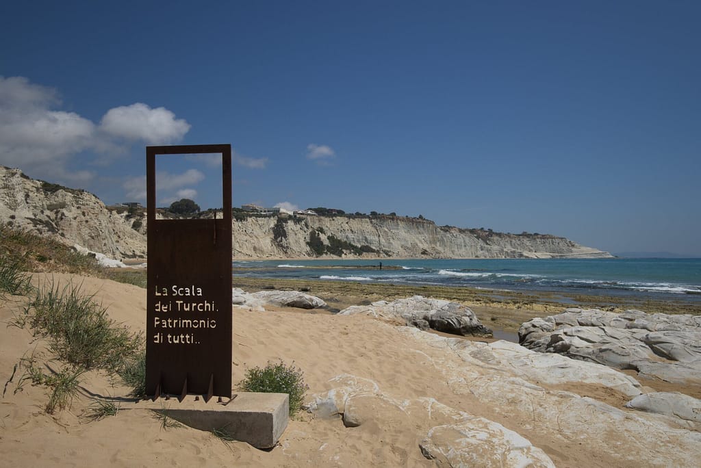 scala dei Turchi a mezzogiorno, rocce bianche e mare, foto molto luminosa