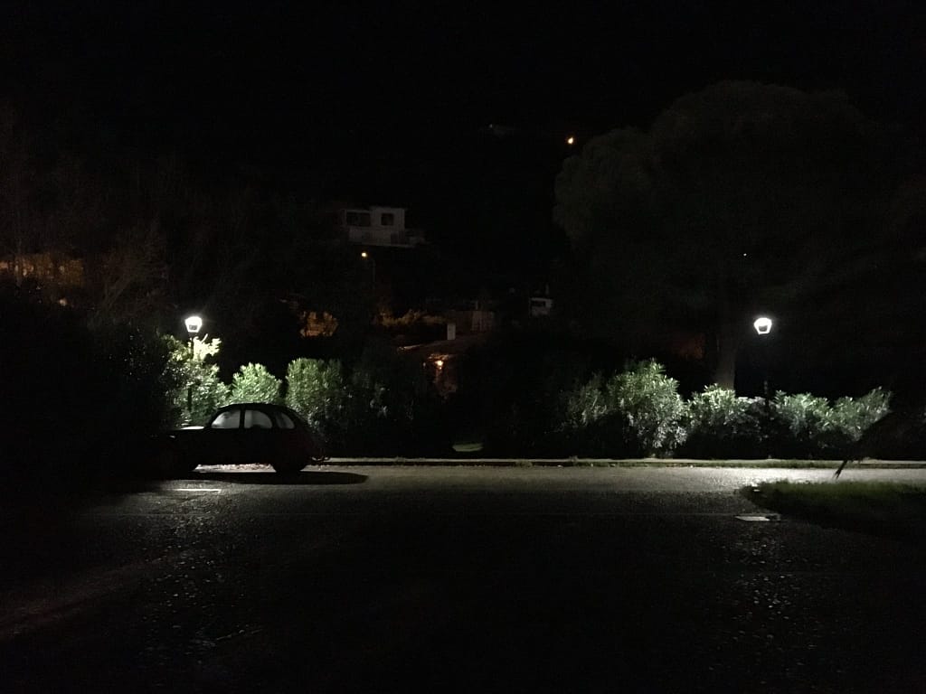 Auto d'epoca parcheggiata di notte sotto due lampioni, Villa Bagnoli a Capo d'Orlando
