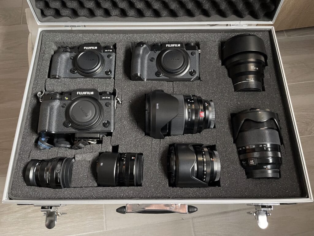 Una valigia rigida aperta con l’attrezzatura fotografica sistemata nei suoi scomparti
