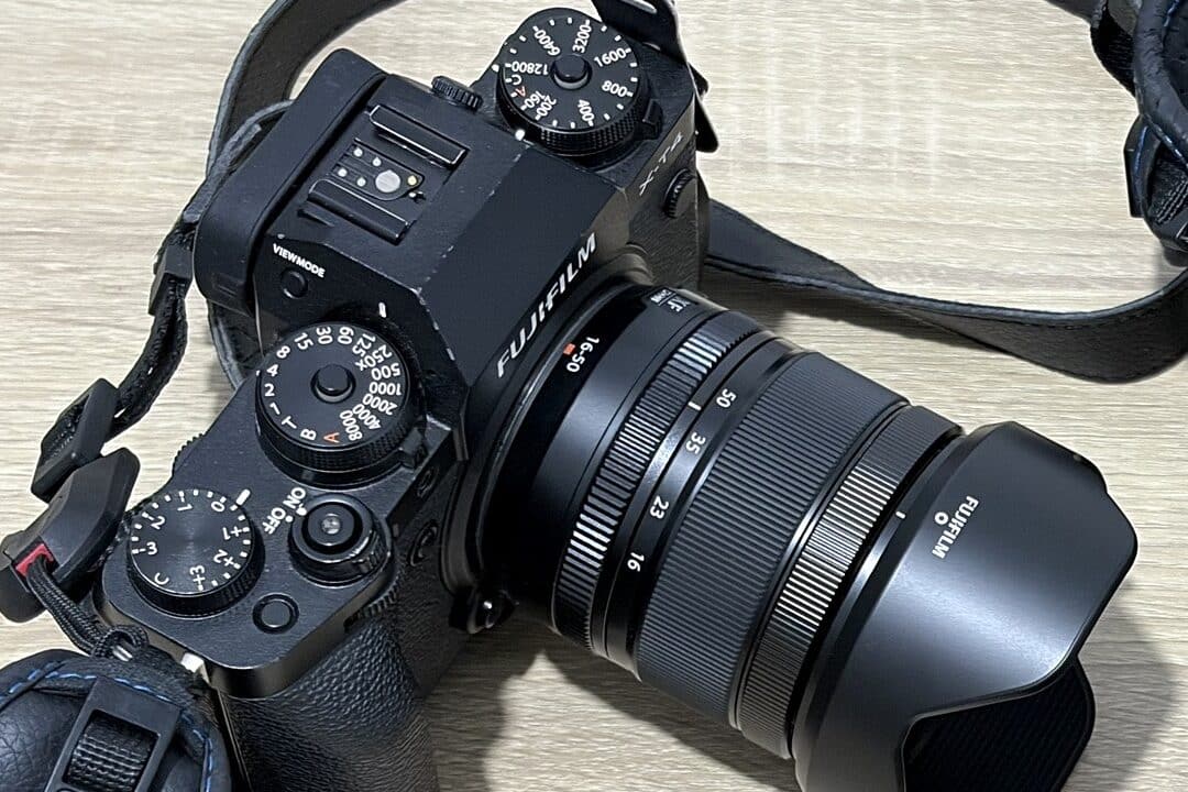 La Fujifilm X-T4 con lo zoom XF 16-50 e il suo paraluce