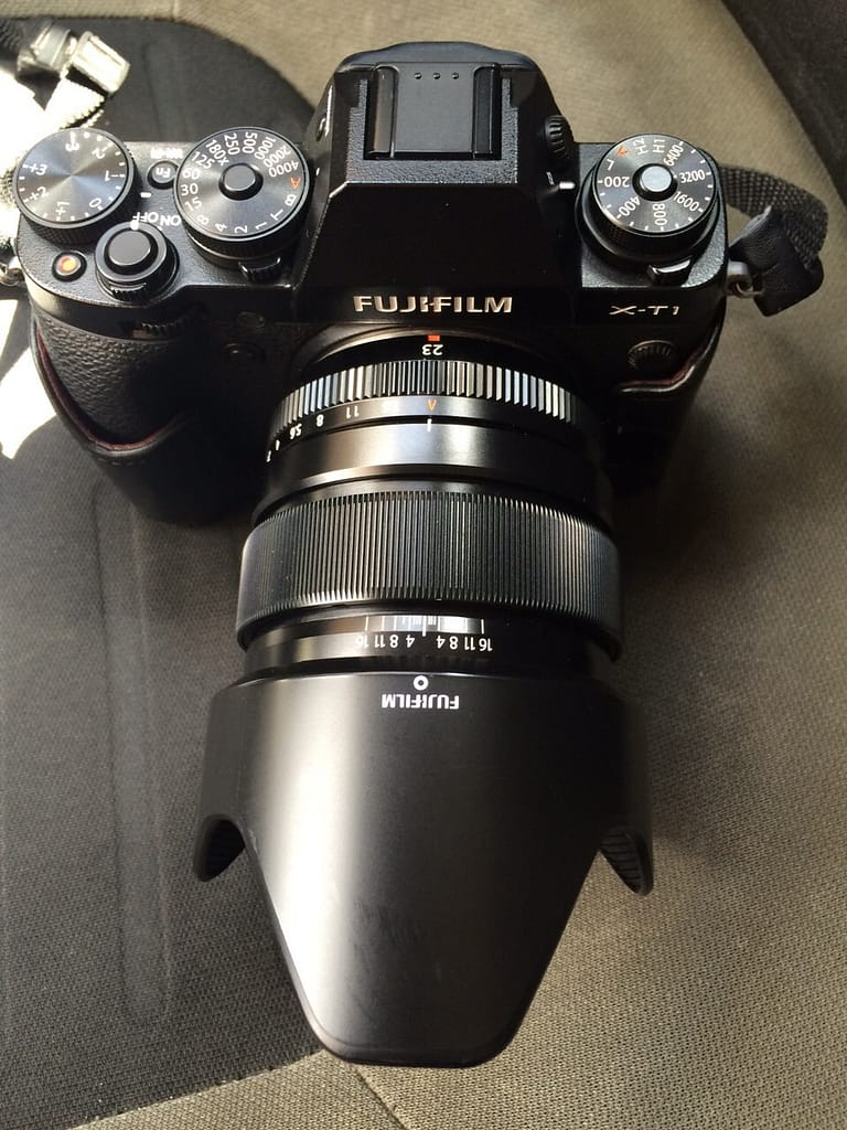 Fujifilm X-T1 con obiettivo XF 23mm f/1.4 e paraluce, vista dall'alto sul sedile di un'auto