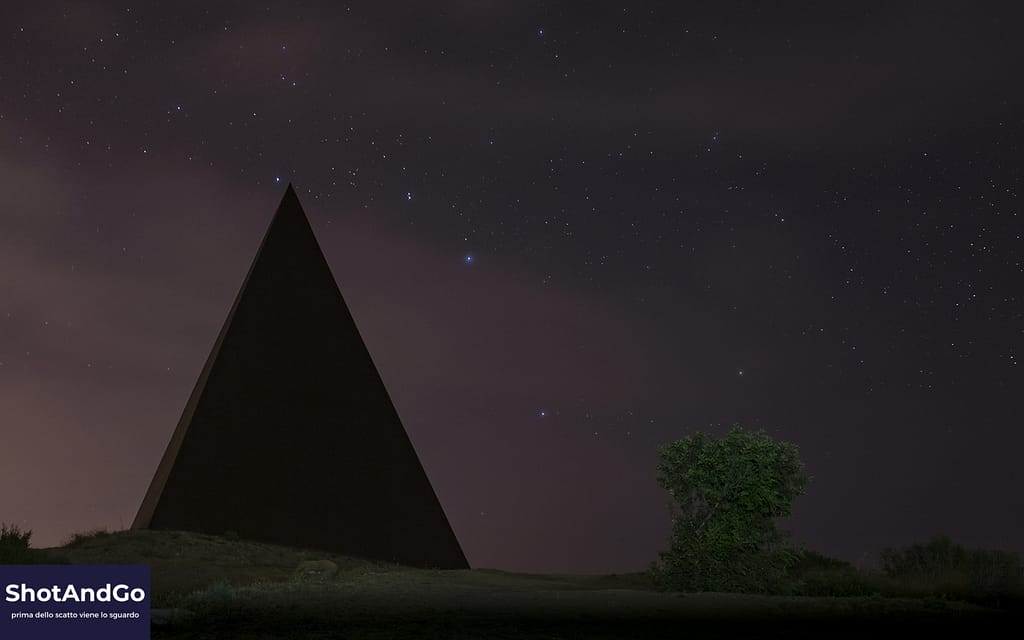Quando serve davvero il cavalletto (e quando puoi farne a meno) Fotografia notturna con cielo stellato e struttura piramidale realizzata con l’uso del cavalletto per lunghe esposizioni.