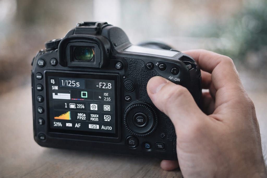 La tecnologia migliora le foto… solo se sai cosa stai facendo Fotocamera moderna con tecnologie hi-tech applicate alla fotografia digitale