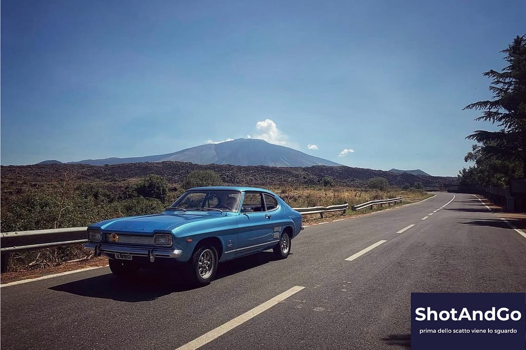 Auto d’epoca fotografata su una strada verso l’Etna: una buona fotografia nasce dalle scelte del fotografo, non dal dispositivo utilizzato.