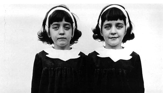 diane-arbus-identical-twins-1967 Diane Arbus Identical Twins 1967 ritratto fotografico medio formato