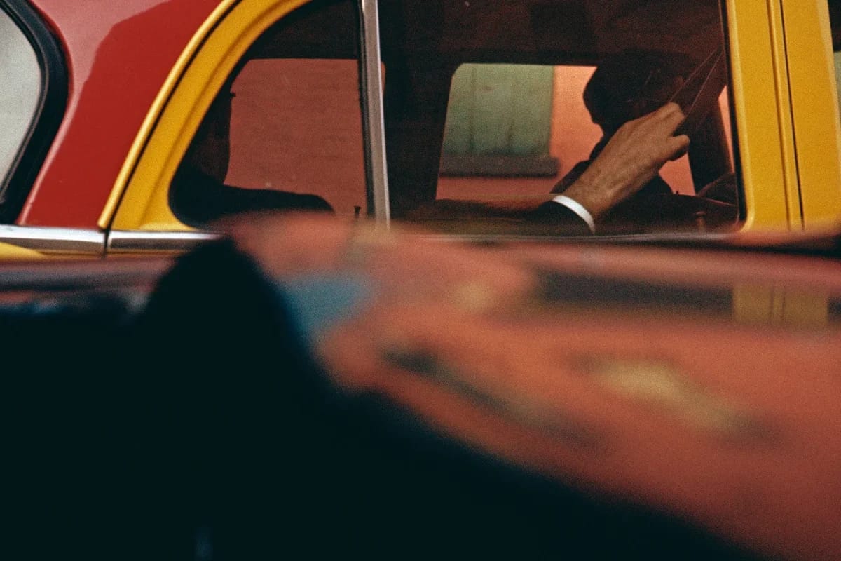 saul leiter taxi new york 1957 Saul Leiter Taxi New York 1957 fotografia di strada a colori